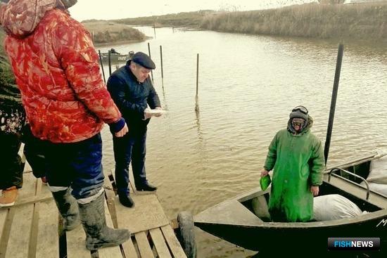 Сотрудники Западно-Каспийского теруправления Росрыболовства проводят рейды по обеспечению безопасности рыбаков. Фото пресс-службы ЗКТУ