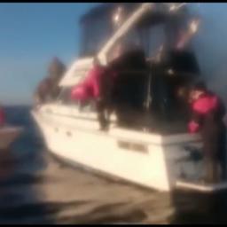 Рыбаки сняли 10 человек с горящего катера. Фото предоставлено пресс-службой ГУ МЧС по Мурманской области