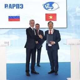 Президент Всероссийской ассоциации рыбохозяйственных предприятий, предпринимателей и экспортеров (ВАРПЭ) Герман ЗВЕРЕВ, руководитель Росрыболовства Илья ШЕСТАКОВ и генеральный секретарь Ассоциации экспортеров и производителей морепродуктов Вьетнама (VASEP) НГУЕН Хоай Нам. Фото пресс-службы ВАРПЭ