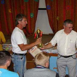 Кубок и диплом вручаются руководителю спортивной делегации ДМУ Александру КАЧАНОВУ за второе общекомандное место