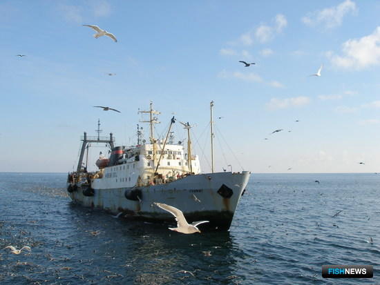 Рыболовное судно ведет промысел на Дальнем Востоке