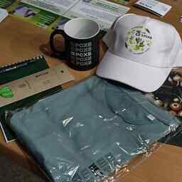 Победители квиза получили сувенирную продукцию