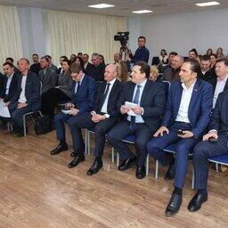 Сенатор Андрей ХАПОЧКИН принял участие во встрече губернатора Сахалинской области Валерия ЛИМАРЕНКО с представителями делового сообщества. Фото пресс-службы СФ