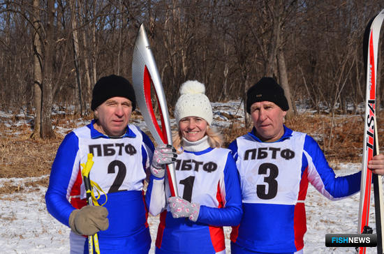 Команда-победительница рыбацкой лыжни: Борис БУДАНЦЕВ, Наталья СЕМЕНОВА и Владимир КУЗОВЛЕВ (ПБТФ)