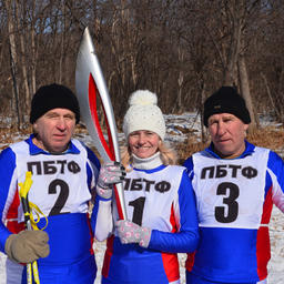 Команда-победительница рыбацкой лыжни: Борис БУДАНЦЕВ, Наталья СЕМЕНОВА и Владимир КУЗОВЛЕВ (ПБТФ)