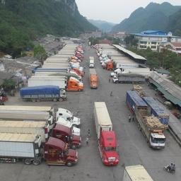 Контейнеры с вьетнамскими продуктами, скопившиеся у границы с КНР в провинции Лангшон. Фото Viet Nam News