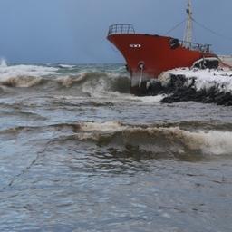 Сбор разлившегося топлива осложняет плохая погода. Фото РОО «Экологическая вахта Сахалина»