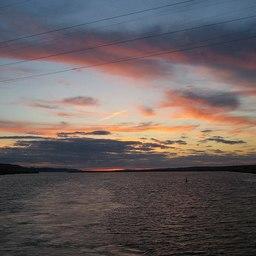 Закат на Чебоксарском водохранилище. Фото Sergfokin («Википедия»)