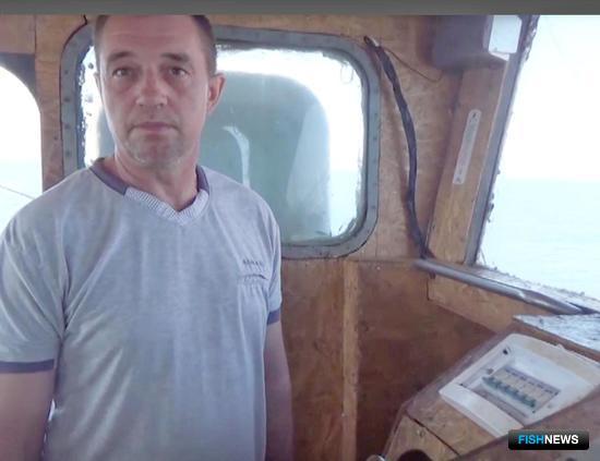 Украинского капитана Виктора Новицкого подозревают в браконьерстве. Кадр из оперативной съемки ФСБ России 