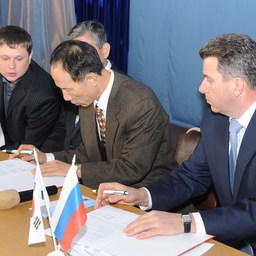 Начальник ВМРК Евгений Дубовик и президент KTI Со Иль Тэ подписывают соглашение об учреждении стипендии