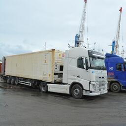 Погрузка рыбопродукции на автотранспорт в порту Владивостока