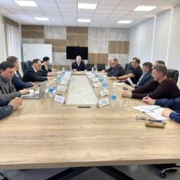 Губернатор Владимир СОЛОДОВ провел рабочую встречу с представителями судоремонтного бизнеса на верфи в Петропавловске-Камчатском. Фото пресс-службы правительства края