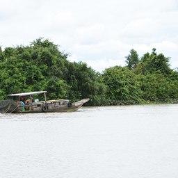 Рыболовное судно на реке Меконг. Фото shankar s. («Википедия»)