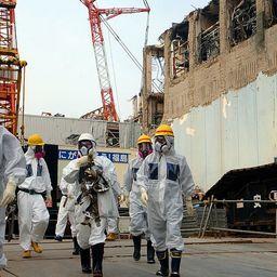 Эксперты работают на месте аварии в Фукусиме. Фото МАГАТЭ