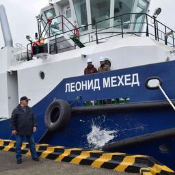 По традиции о борт нового судна разбили бутылку игристого вина