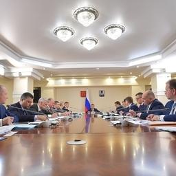 Премьер-министр Дмитрий МЕДВЕДЕВ провел в Южно-Сахалинске совещание по социальному развитию центров экономического роста на Дальнем Востоке. Фото пресс-службы Правительства РФ