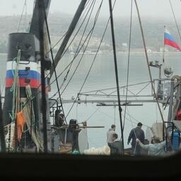 Рыбаки на судне в порту Инкермана. Архивное фото