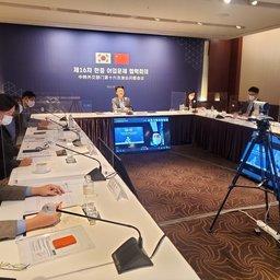 Официальные лица Южной Кореи участвуют в регулярных переговорах по рыболовству с Китаем по видеосвязи из Сеула 28 сентября. Фото опубликовано корейским МИД