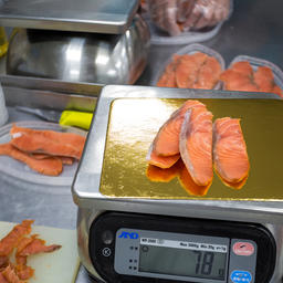В производстве «Фабрика вкуса» использует излюбленные сахалинцами виды рыбы. Фото предоставлено компанией
