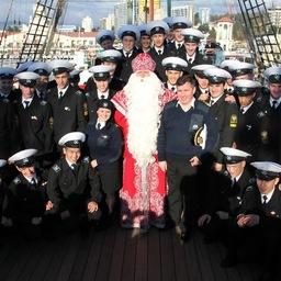 Перед отходом барк посетил сам Дед Мороз. Фото пресс-службы КГТУ.