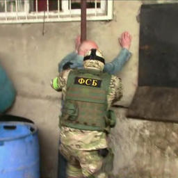 В Астраханской области задержали группу подозреваемых в незаконной добыче, переработке и продаже осетровых. Кадр оперативной съемки