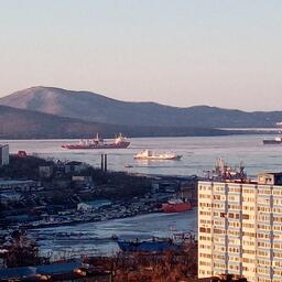 Лихтеровоз «Севморпуть» на рейде Владивостока