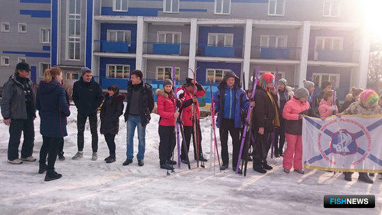 На левом фланге руководитель спортивной делегации ДМУ Александр КАЧАНОВ дает последние наставления своим лыжникам