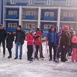 На левом фланге руководитель спортивной делегации ДМУ Александр КАЧАНОВ дает последние наставления своим лыжникам