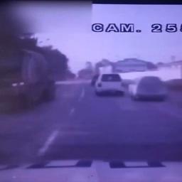 Уходя от погони, автомобиль нарушителя (крайний справа) по обочине обходит движущиеся перед ним машины. Кадр оперативной съемки