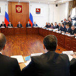 Премьер-министр Дмитрий Медведев провел в Магадане совещание по перспективам рыбной отрасли. Фото пресс-службы Правительства РФ.