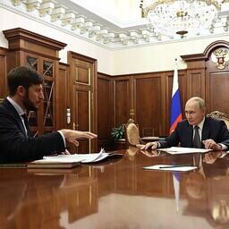 Помощник президента Руслан ЭДЕЛЬГЕРИЕВ и глава государства Владимир ПУТИН. Фото пресс-службы президента