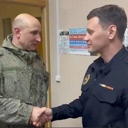 Один из спасенных рыбаков благодарит сотрудника полиции. Скриншот видеозаписи пресс-службы УМВД России по Калининградской области