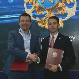 Генеральный директор Fishery Strategy Consulting Иван ФЕТИСОВ и начальник ЦСМС Артем ВИЛКИН подписали соглашение