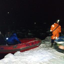 Спасательная операция продолжалась до поздней ночи. Фото пресс-службы ГУ МЧС России по Сахалинской области
