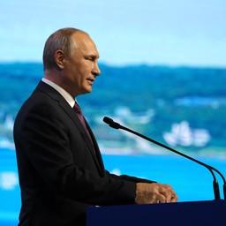 Президент России Владимир ПУТИН выступил на пленарном заседании ВЭФ