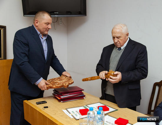 Председателю правления Росрыбхоза Василию ГЛУЩЕНКО вручили памятные подарки