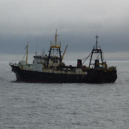 Рыбацкое судно у берегов Мурманска