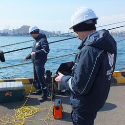 Работу устройства обеспечивают два специалиста