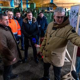Вице-премьеру — полпреду президента на Дальнем Востоке Юрию ТРУТНЕВУ в декабре о перспективах восстановления судоремонтной отрасли на Камчатке рассказал губернатор Владимир СОЛОДОВ. Фото пресс-службы правительства края