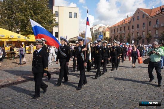Праздничное шествие курсантов «Крузенштерна» по центральной улице Клайпеды. Фото пресс-службе БГАРФ.