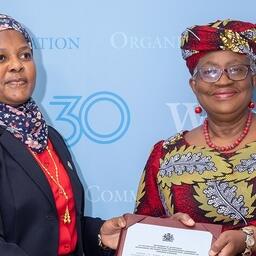 Посол Малави Каролин БВАНАЛИ-МУССА передала генеральному директору Всемирной торговой организации Нгози ОКОНДЖО-ИВЕАЛЕ документ о присоединении республики к соглашению о запрете вредных рыболовных субсидий. Фото пресс-службы ВТО