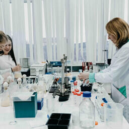 Работа в лаборатории над синтезом биоразлагаемых пластиков. Фото Анастасии Тамаровской, пресс-служба СО РАН, www.sbras.info