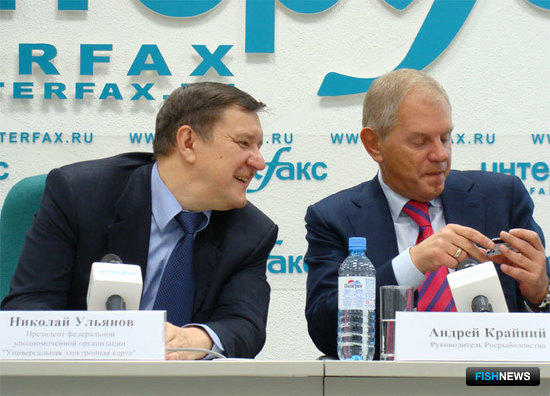 Президент ФУО ОАО «УЭК» Николай УЛЬЯНОВ и руководитель Росрыболовства Андрей КРАЙНИЙ представляют журналистам вариант «карты рыболова». Декабрь 2011 года.