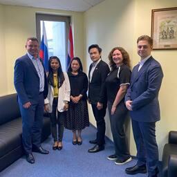 Генеральный директор Expo Solutions Group Иван ФЕТИСОВ с торговым представителем Королевства Таиланд господином Судхетом БОРИБООНСРИ и сотрудниками аппарата посольства. Фото пресс-службы ESG