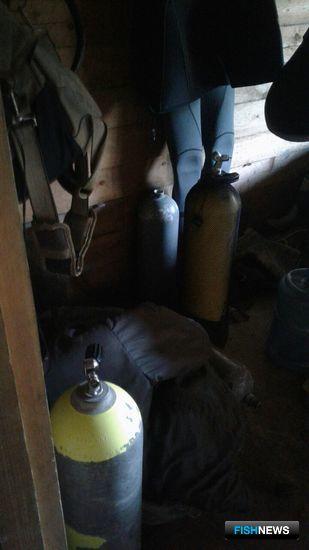 В цеху правоохранители обнаружили комплекты водолазного снаряжения. Фото Пограничного управления ФСБ России по Приморскому краю