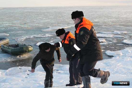 На сушу мальчика доставила береговая охрана. Фото пресс-службы Пограничного управления ФСБ России по Сахалинской области