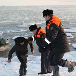 На сушу мальчика доставила береговая охрана. Фото пресс-службы Пограничного управления ФСБ России по Сахалинской области
