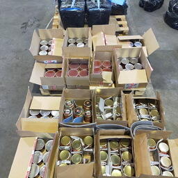 Стоимость изъятой икры и вареного крабового мяса превысила 1,7 млн рублей. Фото пресс-службы Смоленской таможни