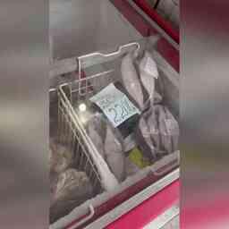 Рыбу неизвестного происхождения хранили в холодильниках на месте продажи. Кадр оперативной съемки