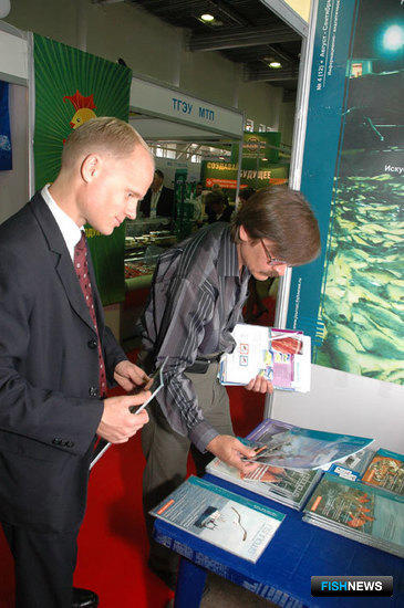 6-я международная специализированная выставка «Перспективы развития рыбной отрасли-2009». Владивосток, сентябрь 2009 г. У стенда медиахолдинга Fishnews